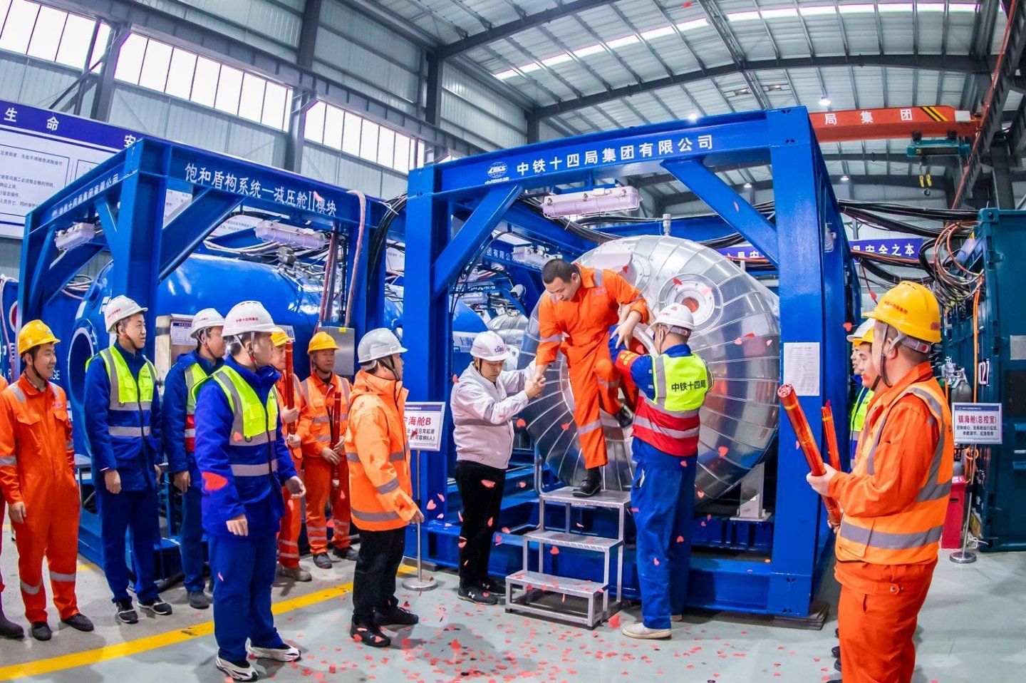 和带压进仓设备“首秀”成功麻将胡了2国产首台盾构饱(图1) 和带压进仓设备“首秀”成功麻将胡了2国产首台盾构饱(图1)